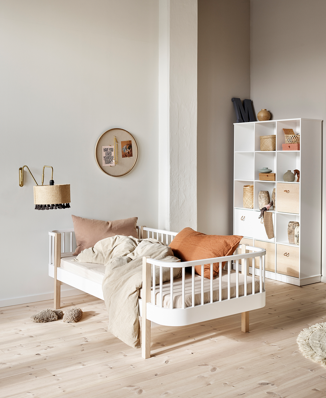 Oliver Furniture Wood Day White / Oak bed in Scandinavische stijl, te gebruiken als dagbed en sofa, met elegante geoliede eiken poten.
