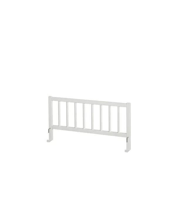 Witte uitvalbeschermer van Oliver Furniture gemonteerd op een kinderbed, zorgt voor extra veiligheid in een stijlvolle kinderkamer.