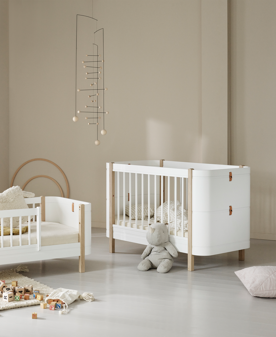 Oliver Furniture Mini+ Wood White / Oak bed, veelzijdig en aanpasbaar van baby tot junior, met een Scandinavisch design.