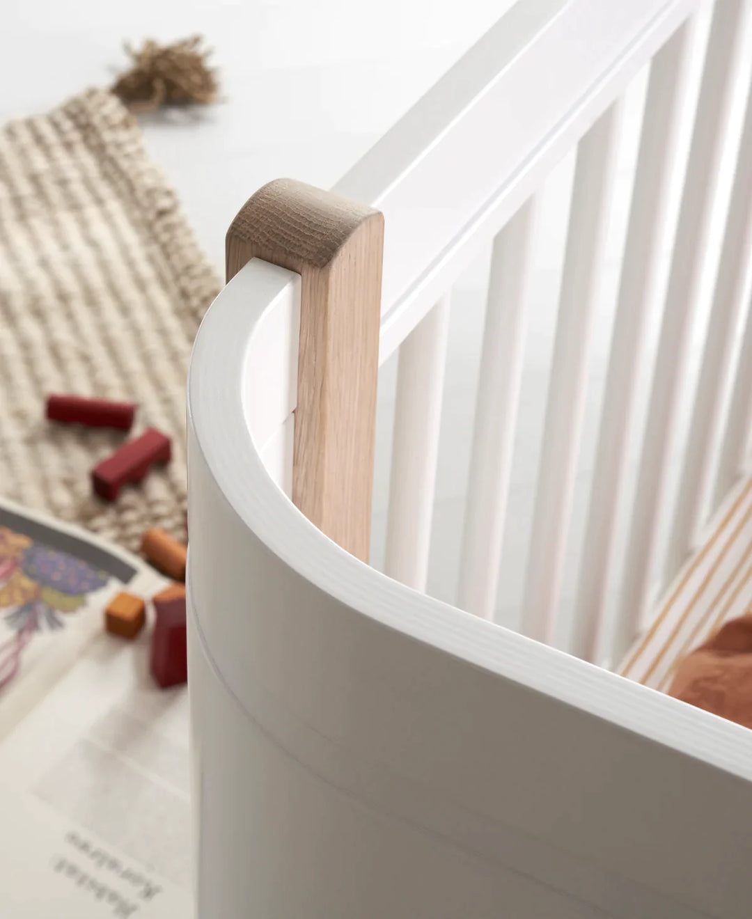 Oliver Furniture Mini+ Wood White / Oak bed, veelzijdig en aanpasbaar van baby tot junior, met een Scandinavisch design.