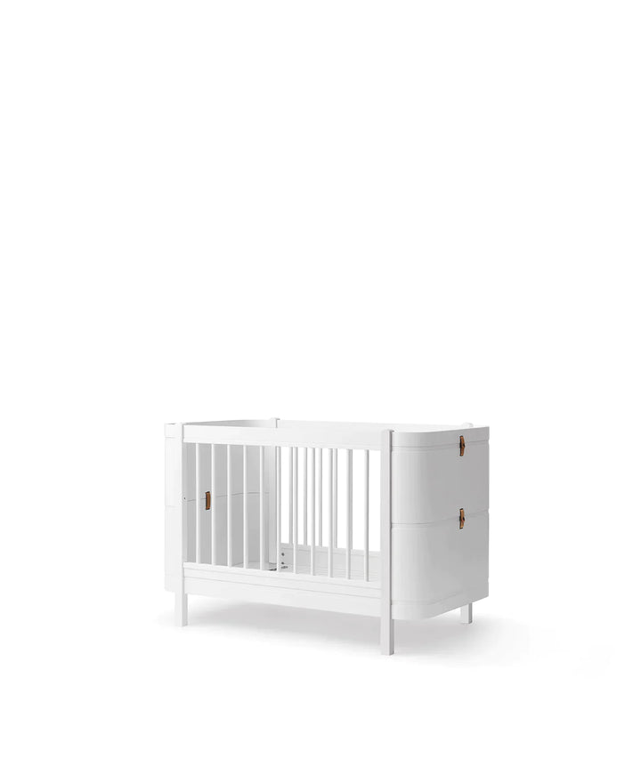 Oliver Furniture Mini+ Wood/White bed, veelzijdig en aanpasbaar van baby tot junior, met een Scandinavisch design.
