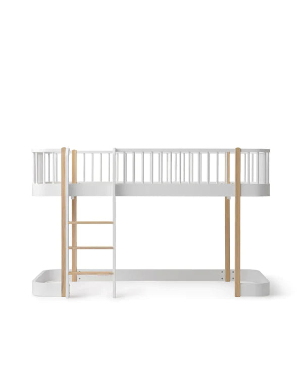 Wit en eiken low loft bed van Oliver Furniture met een gezellige speelruimte onder het bed.