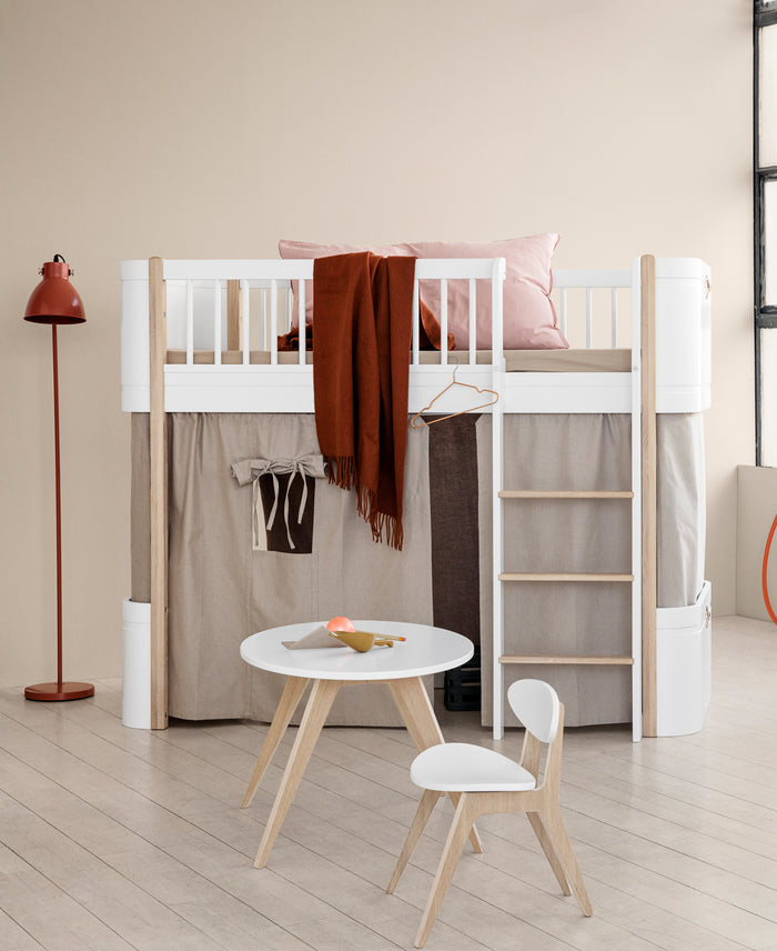 Grijs gordijn met deur en twee ramen voor Oliver Furniture Wood Mini+ Low Loft Bed, ideaal voor het creëren van een knusse speel- of leeshoek.