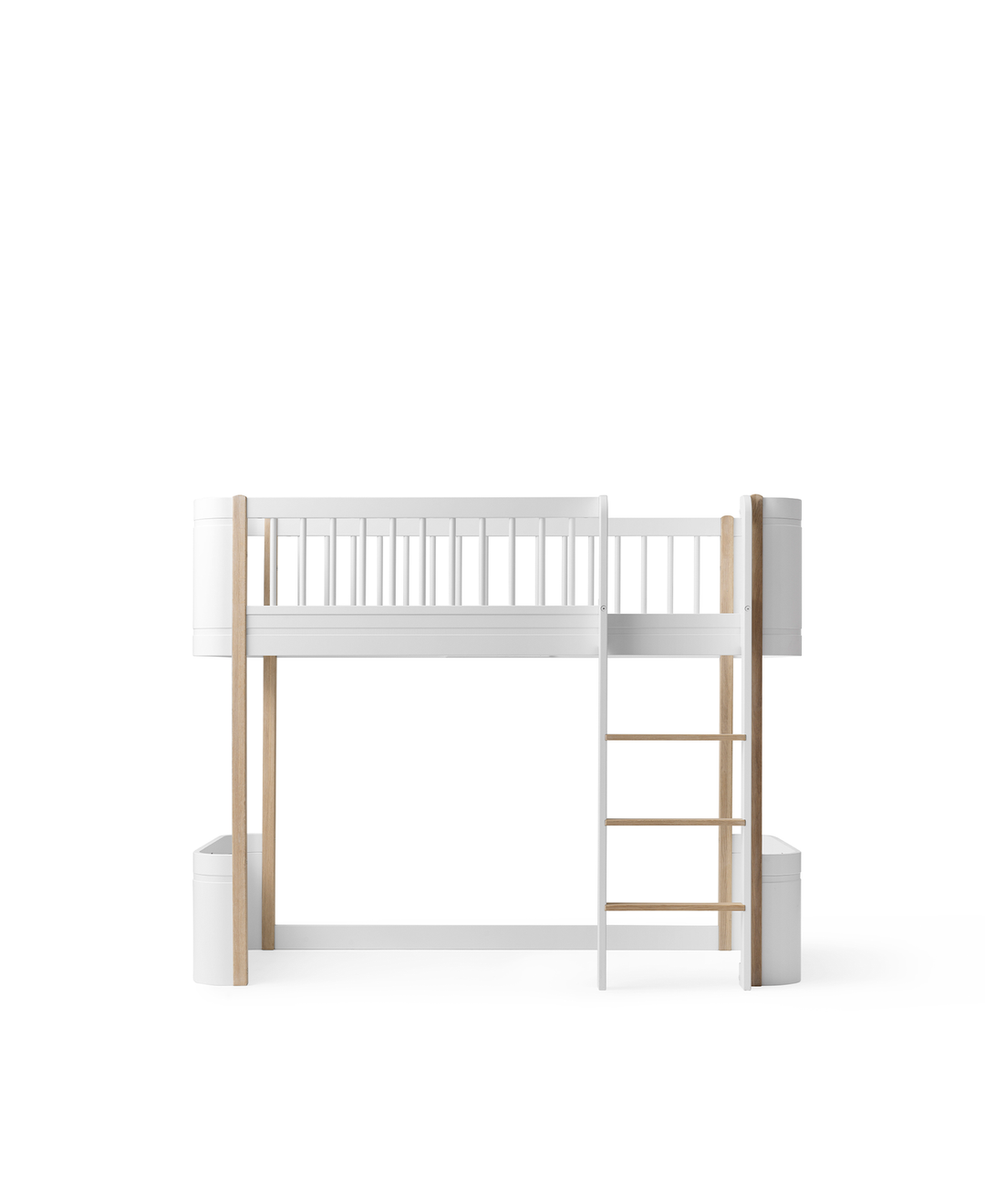 Oliver Furniture conversieset transformeert een Mini+ Basic Bed in een wit eiken  Mini+ Low Loft Bed, ideaal voor creatieve speelruimte.