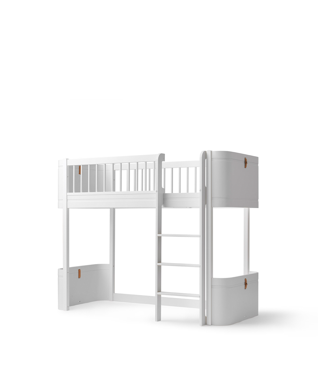 Oliver Furniture conversieset transformeert een Mini+ Basic Bed in een wit Mini+ Low Loft Bed, ideaal voor creatieve speelruimte.