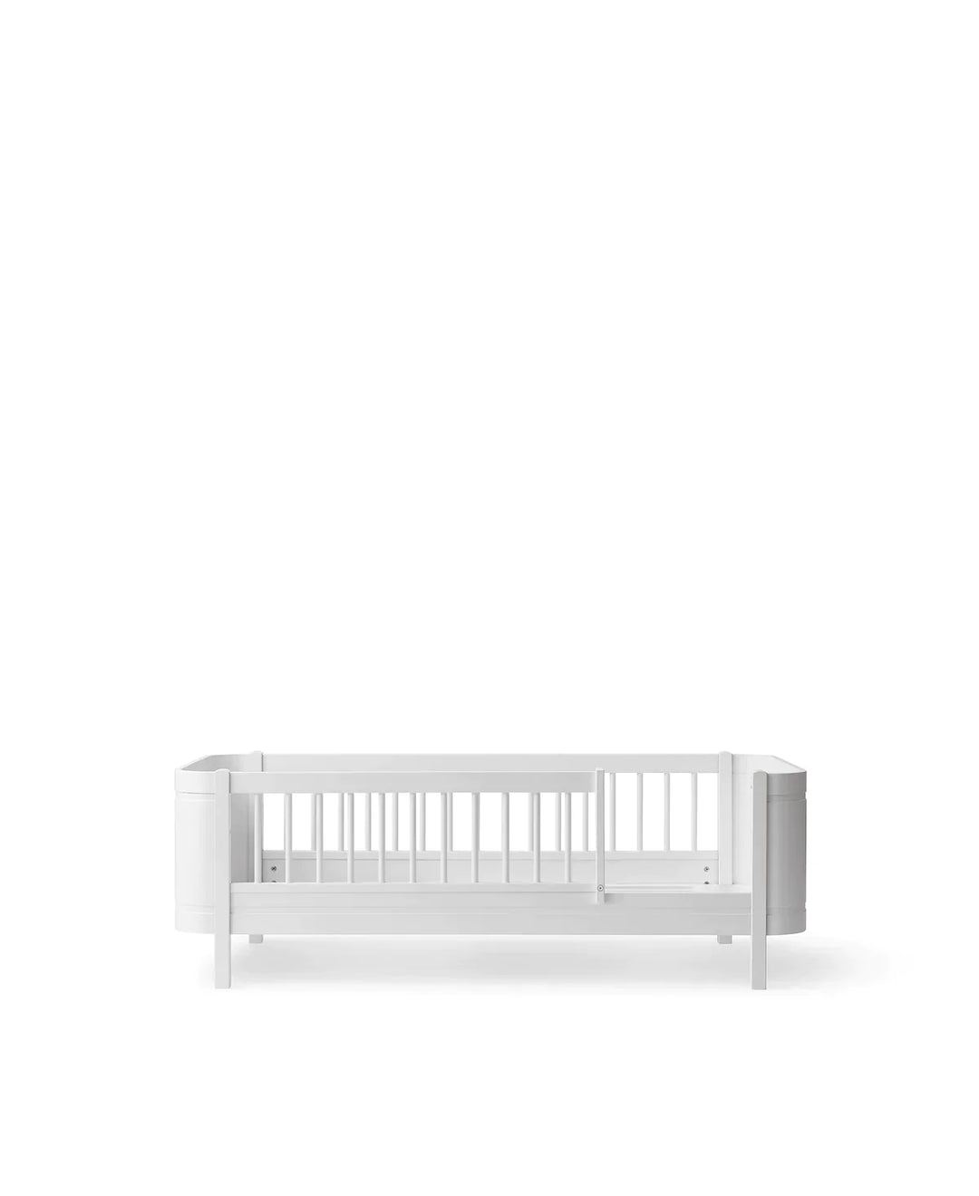 Oliver Furniture Mini+ Wood/White bed, veelzijdig en aanpasbaar van baby tot junior, met een Scandinavisch design.