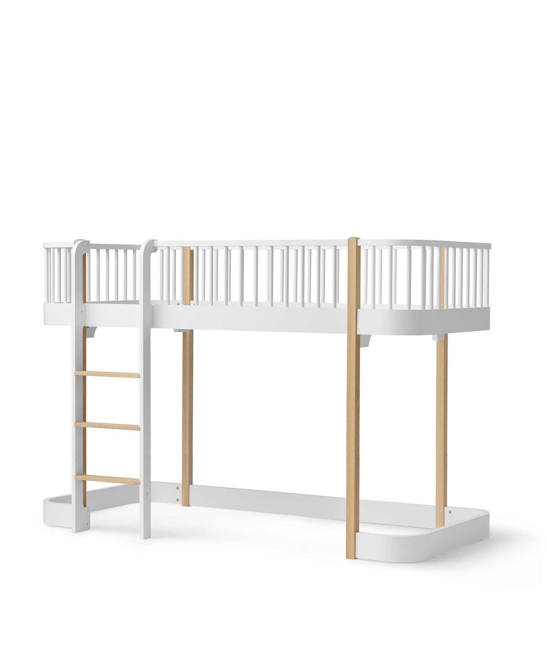 Wit en eiken low loft bed van Oliver Furniture met een gezellige speelruimte onder het bed, ingericht in een lichte kinderkamer.
