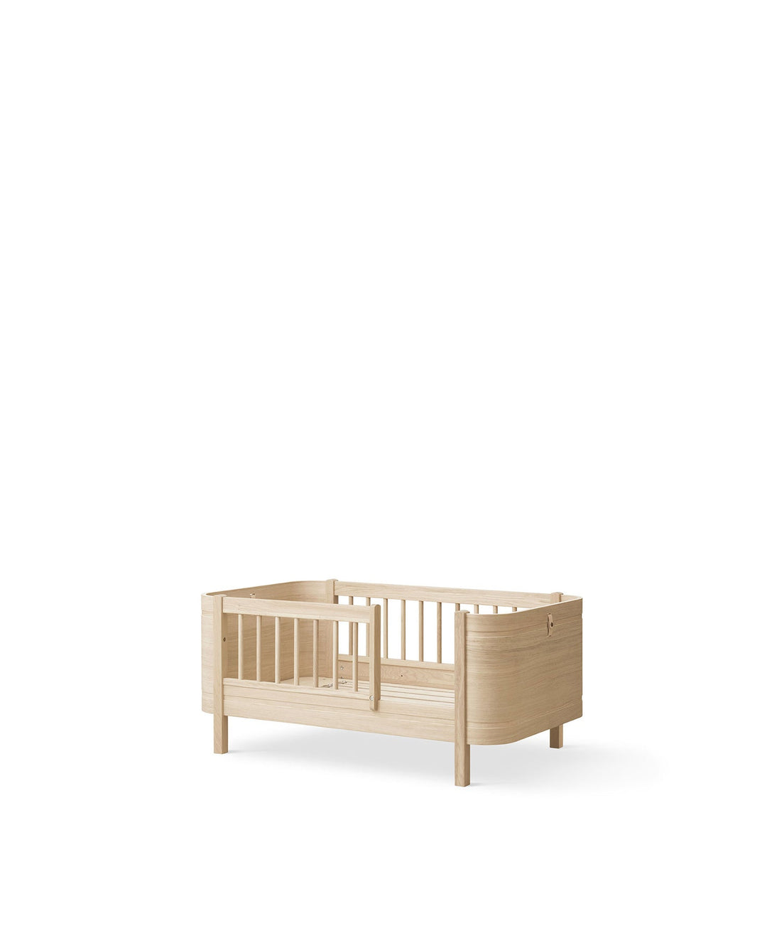 Oliver Furniture Mini+ Wood White Special Oak bed, veelzijdig en aanpasbaar van baby tot junior, met een Scandinavisch design.