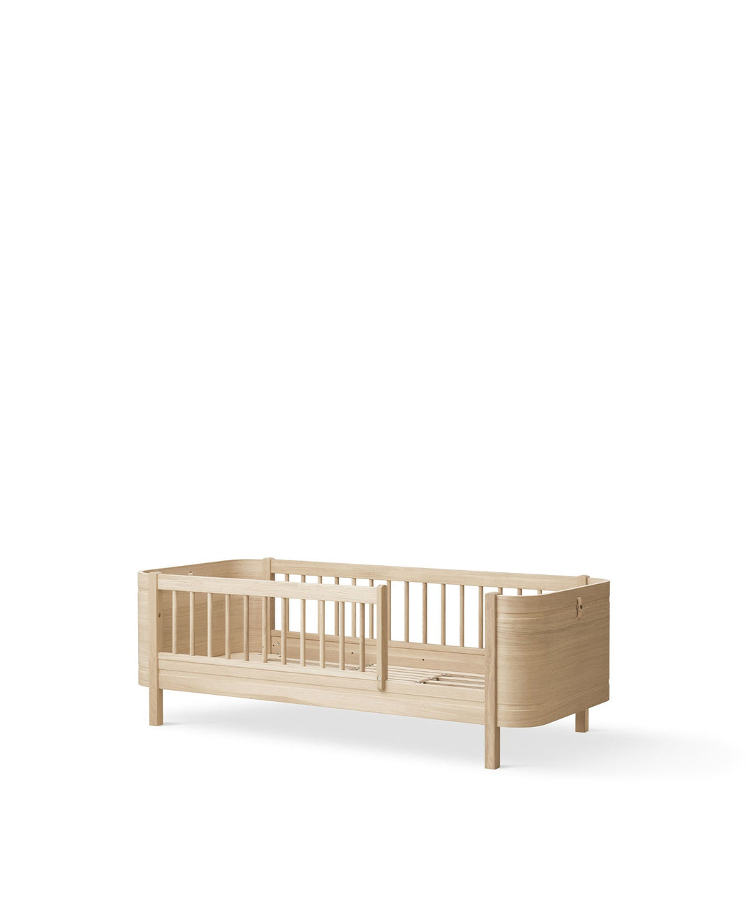 Oliver Furniture Mini+ Wood White Special Oak bed, veelzijdig en aanpasbaar van baby tot junior, met een Scandinavisch design.