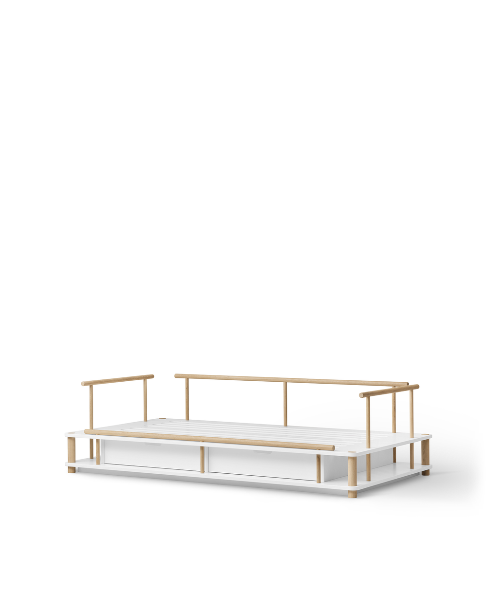 Oliver Furniture Camp Day Bed in White/Oak met eikenhouten spijlen en optionele opberglades, geschikt voor kinderen en tieners.