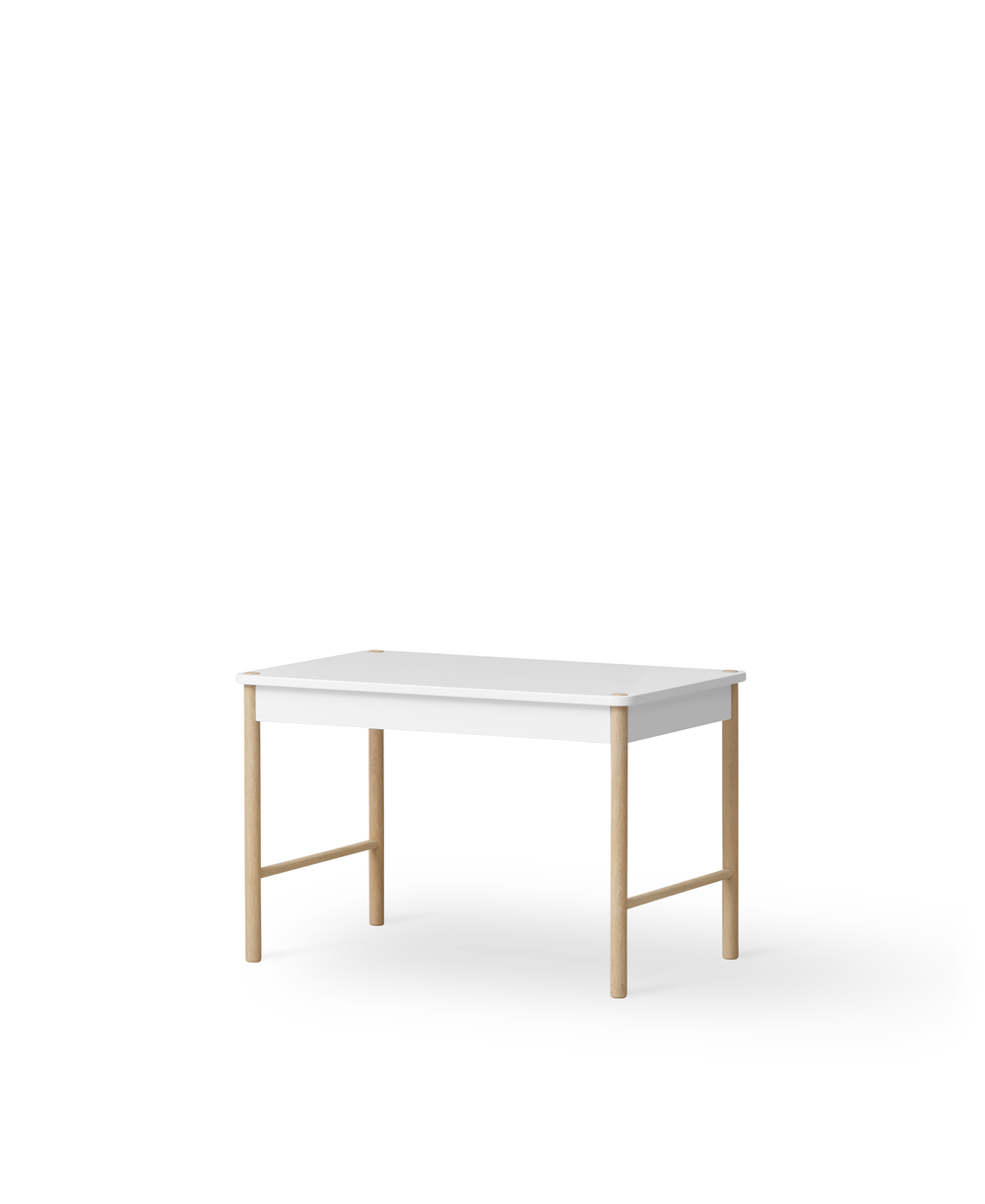 Oliver Furniture Camp Toddler Tafel in White/Oak, met wit tafelblad en eikenhouten frame, geschikt voor tekenen, spelen en knutselen.