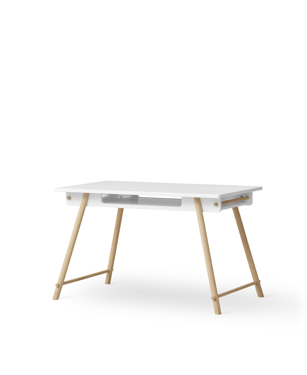 Oliver Furniture Camp Junior Bureau in White/Oak, met verstelbare poten en ingebouwde plank, perfect voor schoolwerk en creatieve activiteiten.