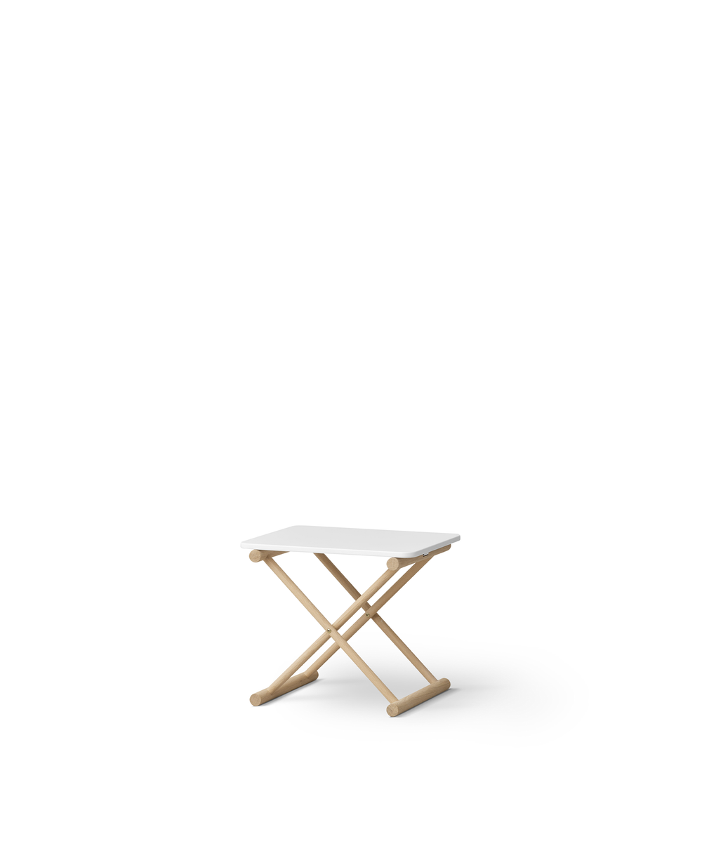 Oliver Furniture Camp Low Tafel met eikenhouten x-frame en verstelbaar tafelblad, geschikt voor kinderkamers of als multifunctionele bijzettafel.