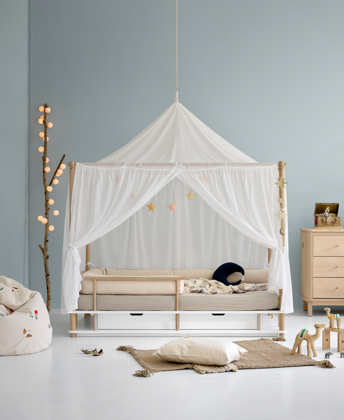 Oliver Furniture Camp Canopy Bed in White/Oak met eikenhouten frame en optionele canopy voor een veilige en speelse slaapomgeving.