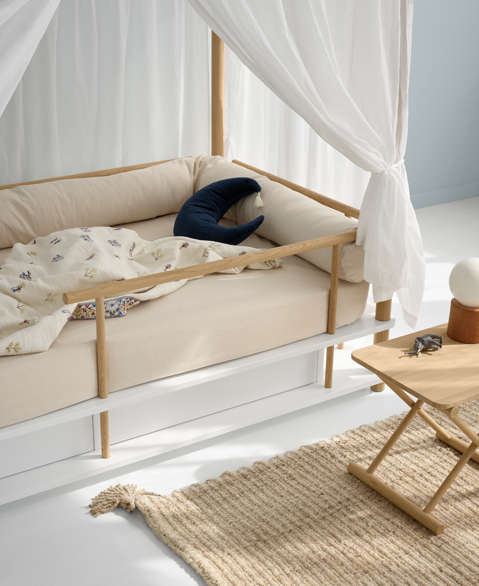 Oliver Furniture Camp Canopy Bed in White/Oak met eikenhouten frame en optionele canopy voor een veilige en speelse slaapomgeving.