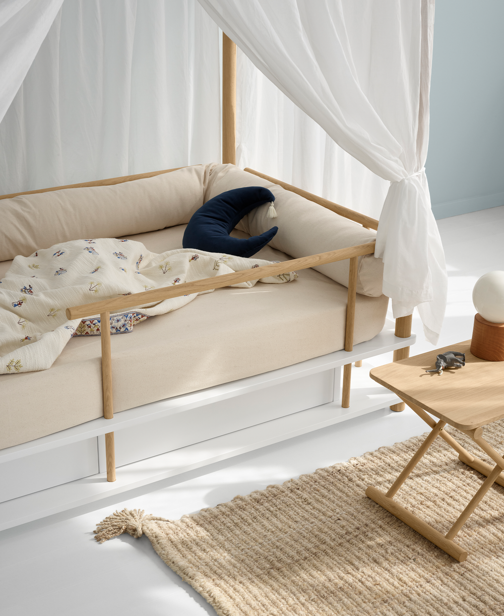 Oliver Furniture Camp Bed Snake van stevig canvas, langs de rand van een bed geplaatst voor extra veiligheid en comfort.