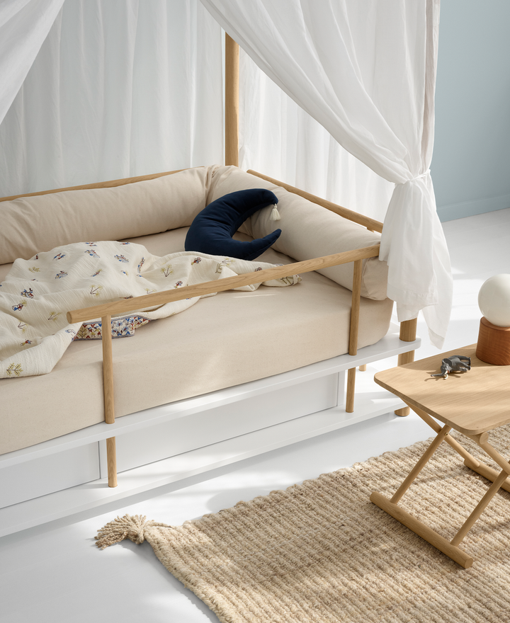 Oliver Furniture Camp Bed Snake van stevig canvas, langs de rand van een bed geplaatst voor extra veiligheid en comfort.