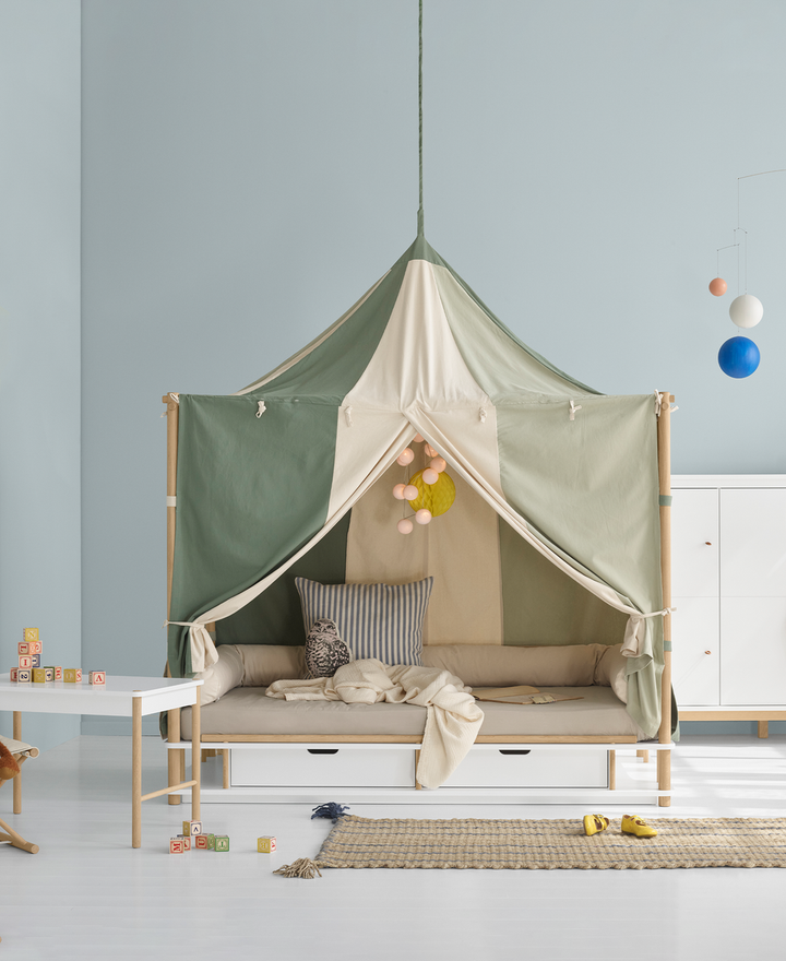 Oliver Furniture Camp Bed Canopy in Circus Green, biologisch canvas met groene strepen, omhuld als een circustent, geschikt voor speelse en fantasierijke avonturen.
