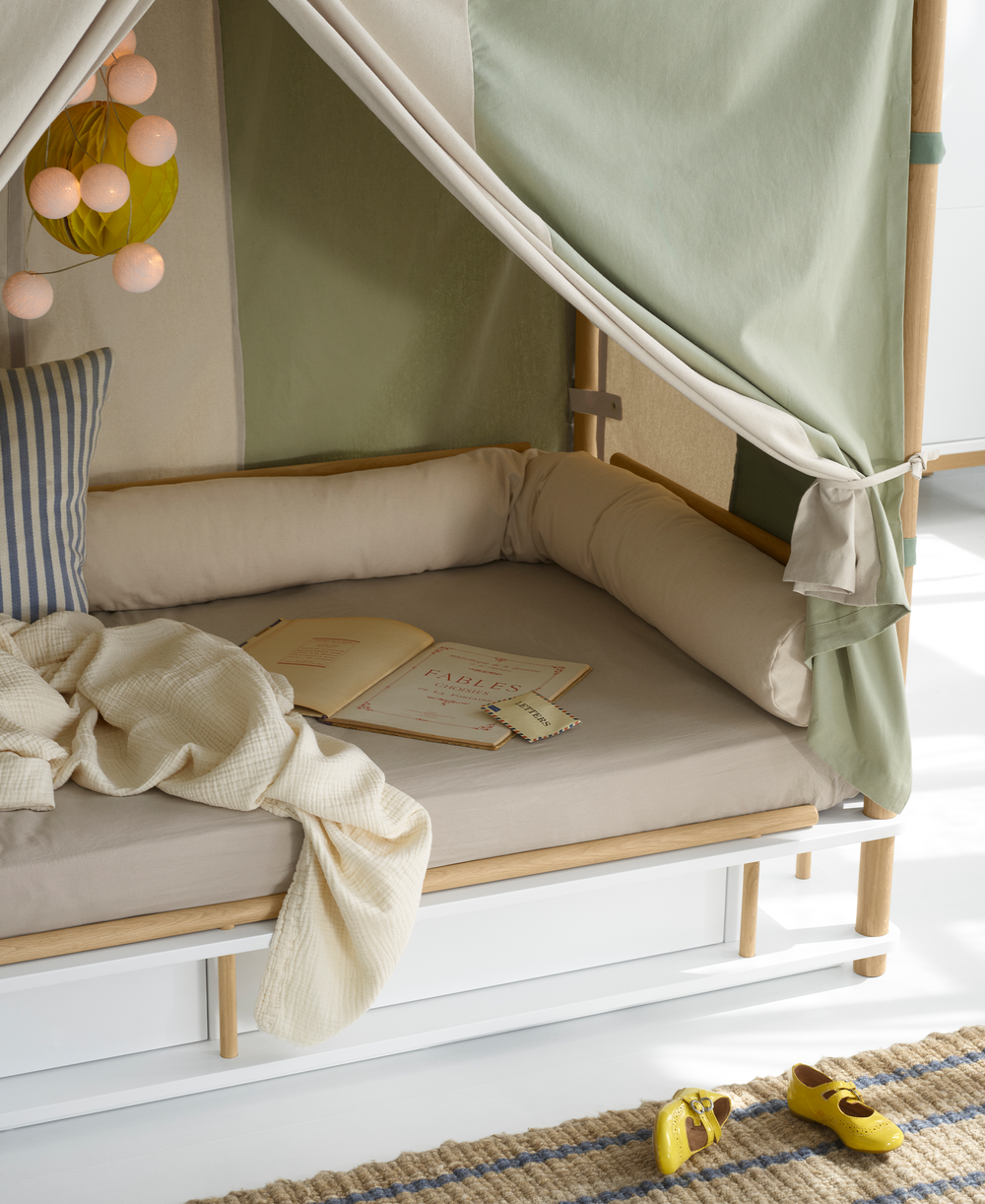 Oliver Furniture Camp Bed Canopy in Circus Green, biologisch canvas met groene strepen, omhuld als een circustent, geschikt voor speelse en fantasierijke avonturen.