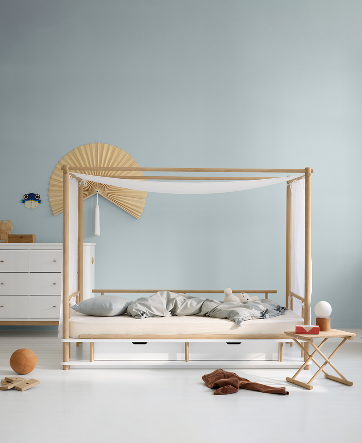 Oliver Furniture Camp Canopy Bed in White/Oak met eikenhouten frame en optionele canopy voor een veilige en speelse slaapomgeving.