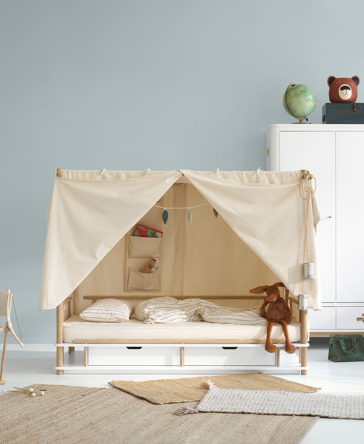 Oliver Furniture Camp Bed Canopy Wild, gemaakt van dik biologisch canvas, met een robuust tent-ontwerp voor fantasierijke avonturen en rustgevende slaap.