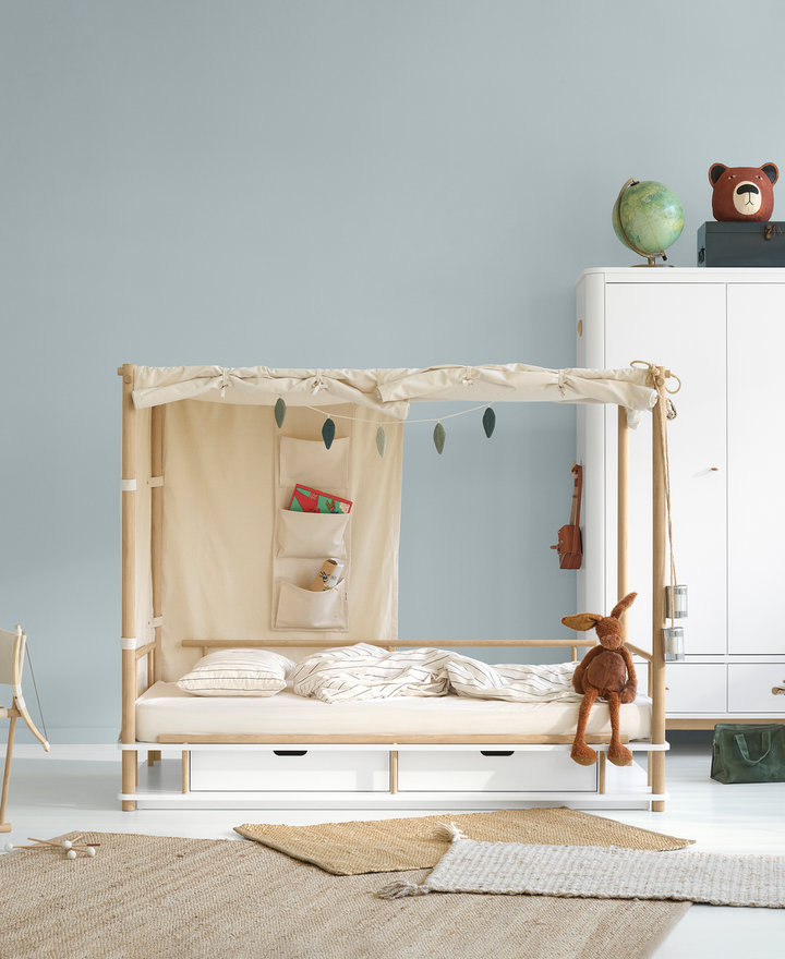 Oliver Furniture Camp Bed Canopy Wild, gemaakt van dik biologisch canvas, met een robuust tent-ontwerp voor fantasierijke avonturen en rustgevende slaap.