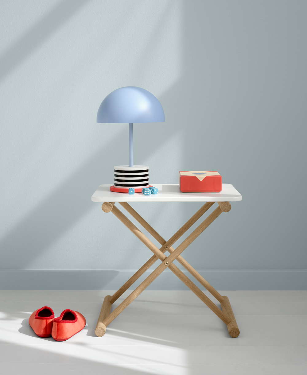 Oliver Furniture Camp Low Tafel met eikenhouten x-frame en verstelbaar tafelblad, geschikt voor kinderkamers of als multifunctionele bijzettafel.