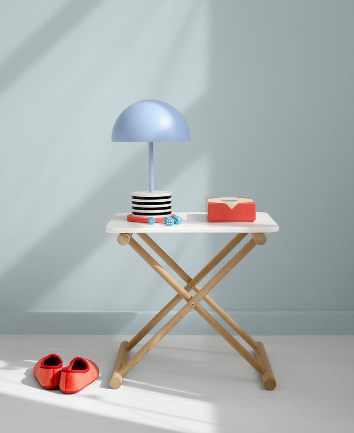 Oliver Furniture Camp Low Tafel met eikenhouten x-frame en verstelbaar tafelblad, geschikt voor kinderkamers of als multifunctionele bijzettafel.