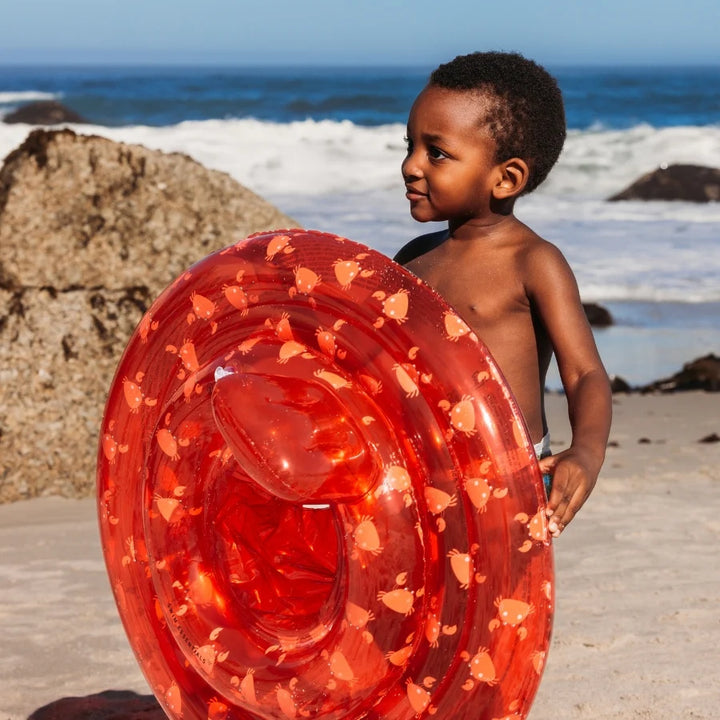 Rode babyzwemband met zitje in krabbenprint van Swim Essentials, drijvend in het zwembad