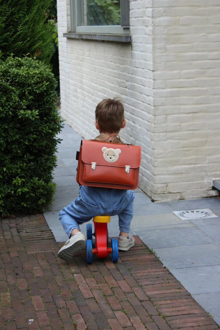 Bruine leren boekentas van Own Stuff met klassieke vormgeving en stevige riemen