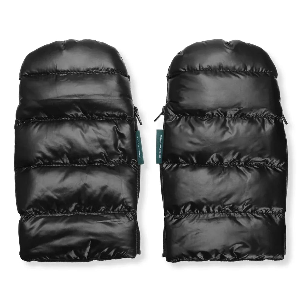 Zwarte KongWalther Osterbro stroller gloves bevestigd aan een kinderwagen