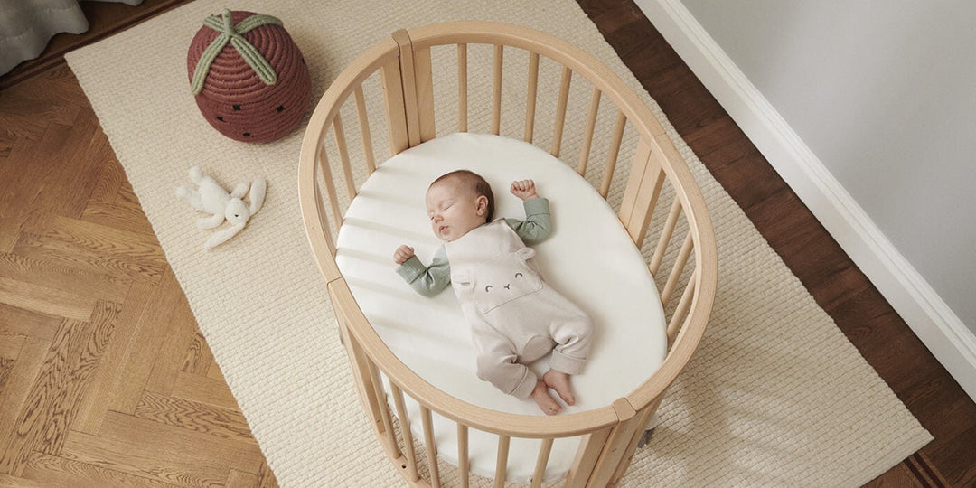 Stokke Sleepi Mini V3 matrasbeschermer in wit, waterdicht en ademend, speciaal ontworpen voor de Sleepi Mini matras