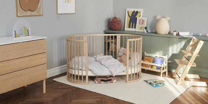 Stokke® Sleepi™ Bed V3 in Natural, omgevormd tot peuterbed in een stijlvol ingerichte kinderkamer.
