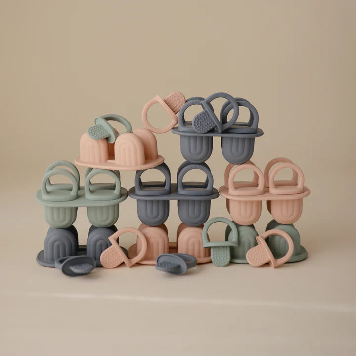 Mushie Ice Pop Tray Cambridge Blue met regenboogvormige compartimenten