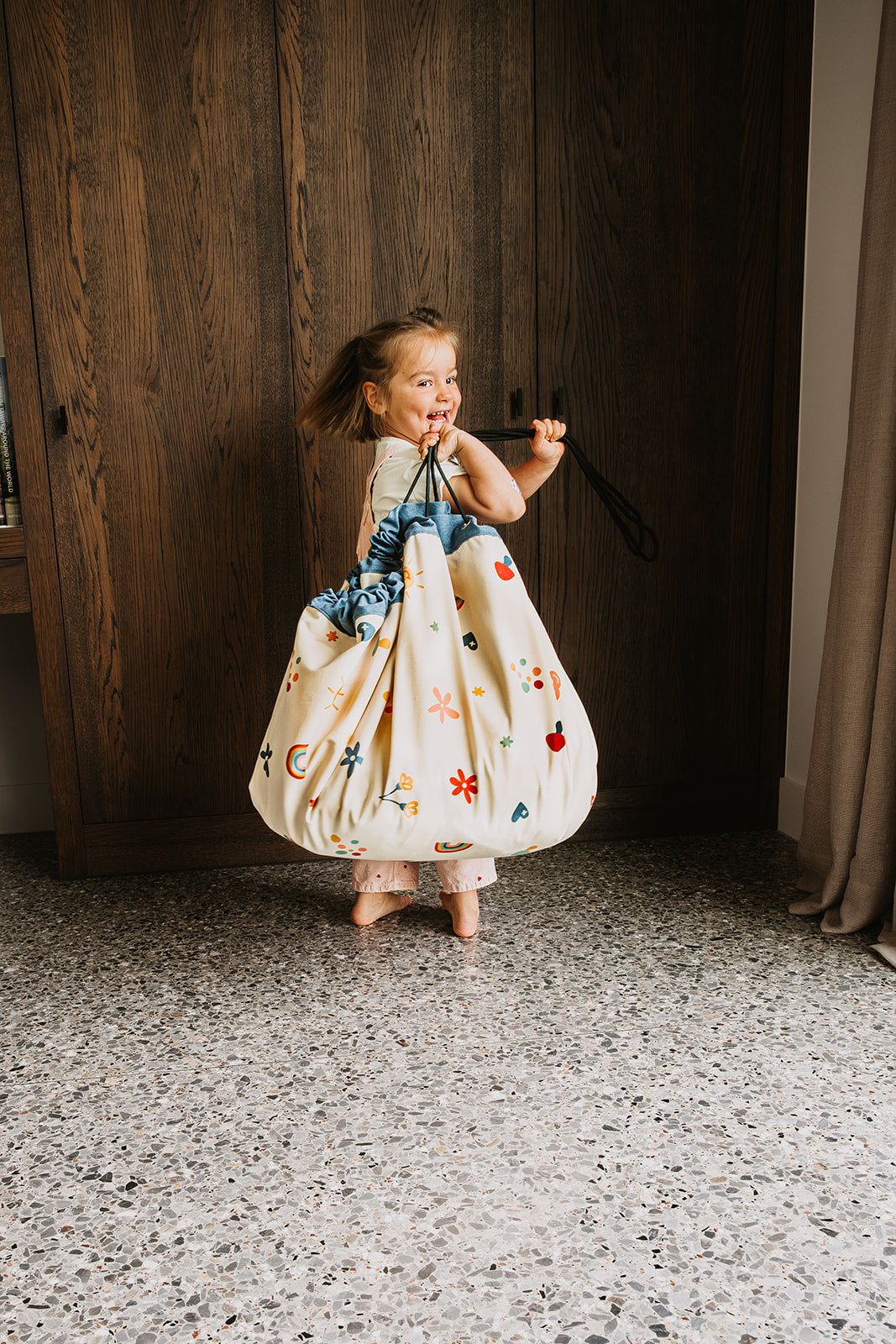 Kind speelt op kleurrijke Play & Go Funny Days speelmat