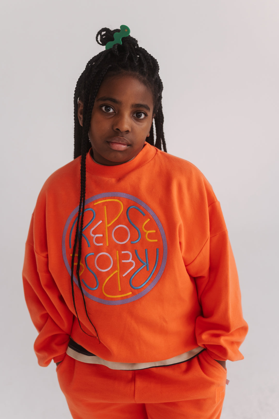 Repose Crewneck Sweater in Washed Fiesta Red met geborduurde illustratie en oversized pasvorm