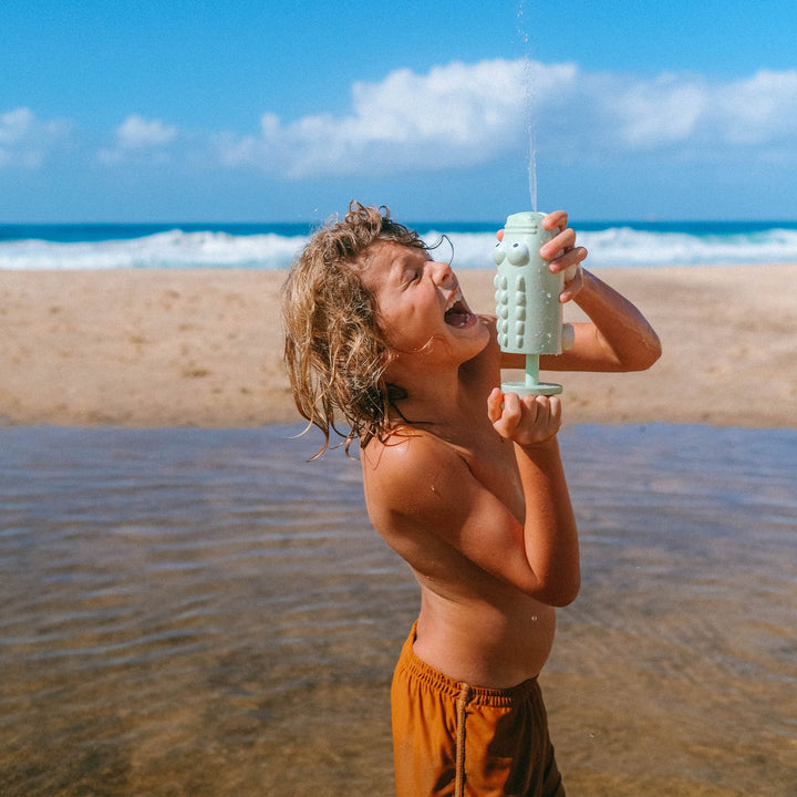 Groen waterpistool in krokodilvorm van Sunnylife voor zomerse waterpret