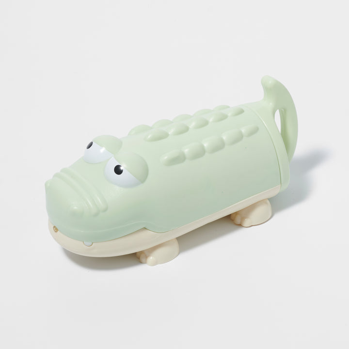 Groen waterpistool in krokodilvorm van Sunnylife voor zomerse waterpret