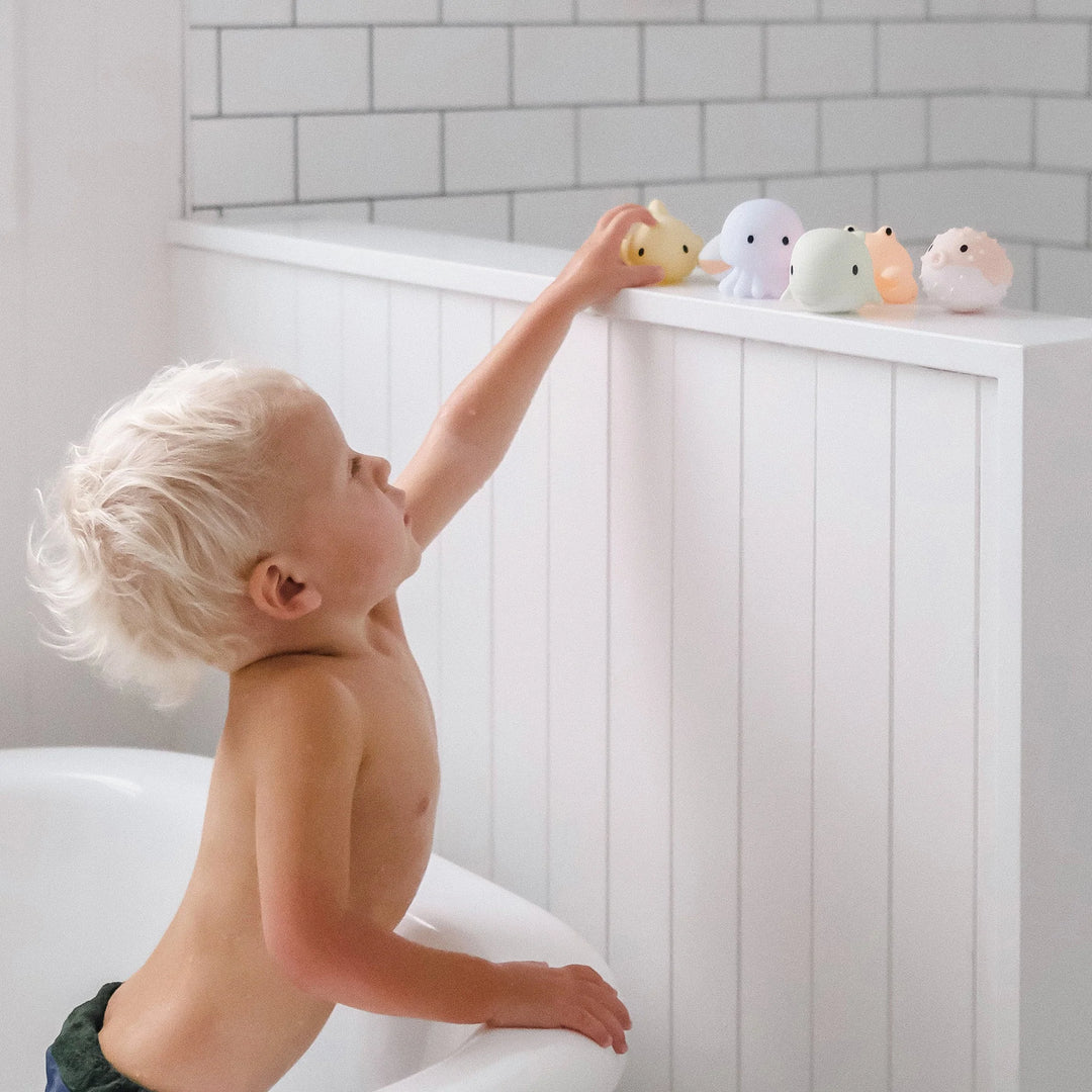Set van zes Sunnylife badspeeltjes in de vorm van zeedieren in pastelkleuren