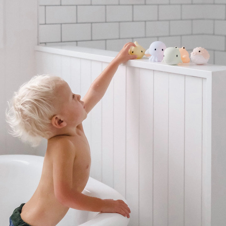 Set van zes Sunnylife badspeeltjes in de vorm van zeedieren in pastelkleuren