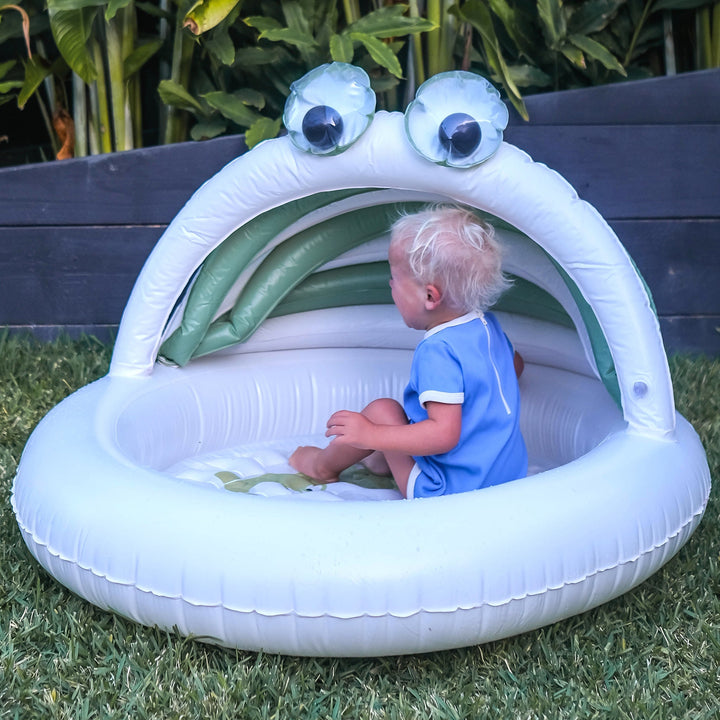 Sunnylife Cookie the Croc Khaki zwembad met zonnescherm en comfortabele bodem