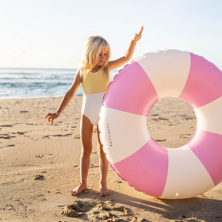Sunnylife Zwemband Tube Bubblegum Pink Stripe voor stijlvol zwemplezier