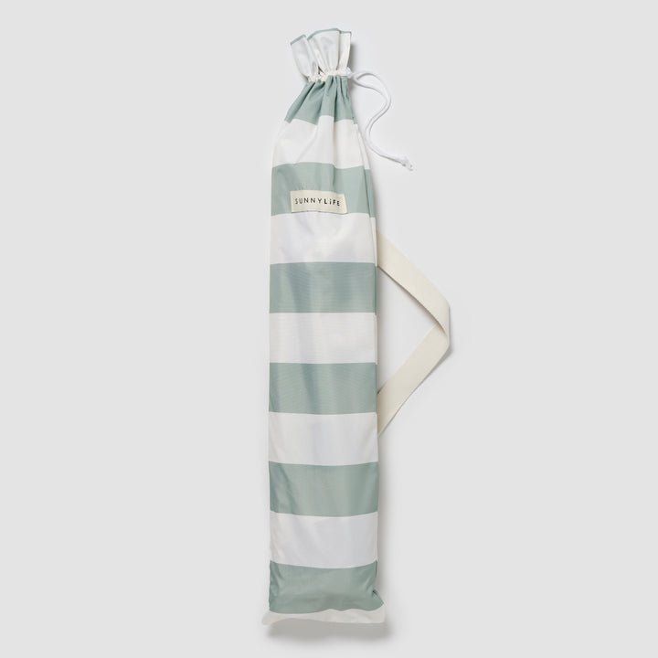 Sunnylife Parasol Compact La Palma in groen-wit gestreept design op het strand