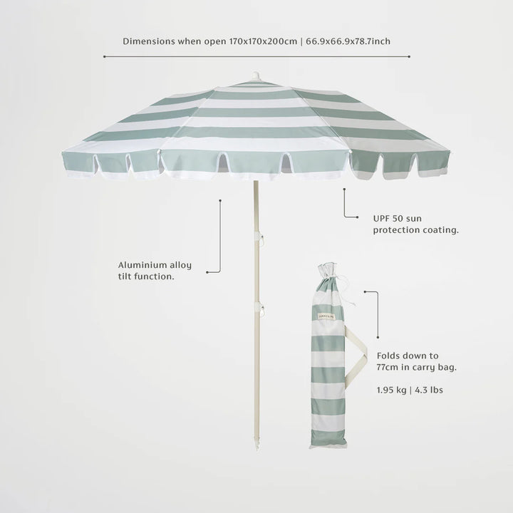 Sunnylife Parasol Compact La Palma in groen-wit gestreept design op het strand