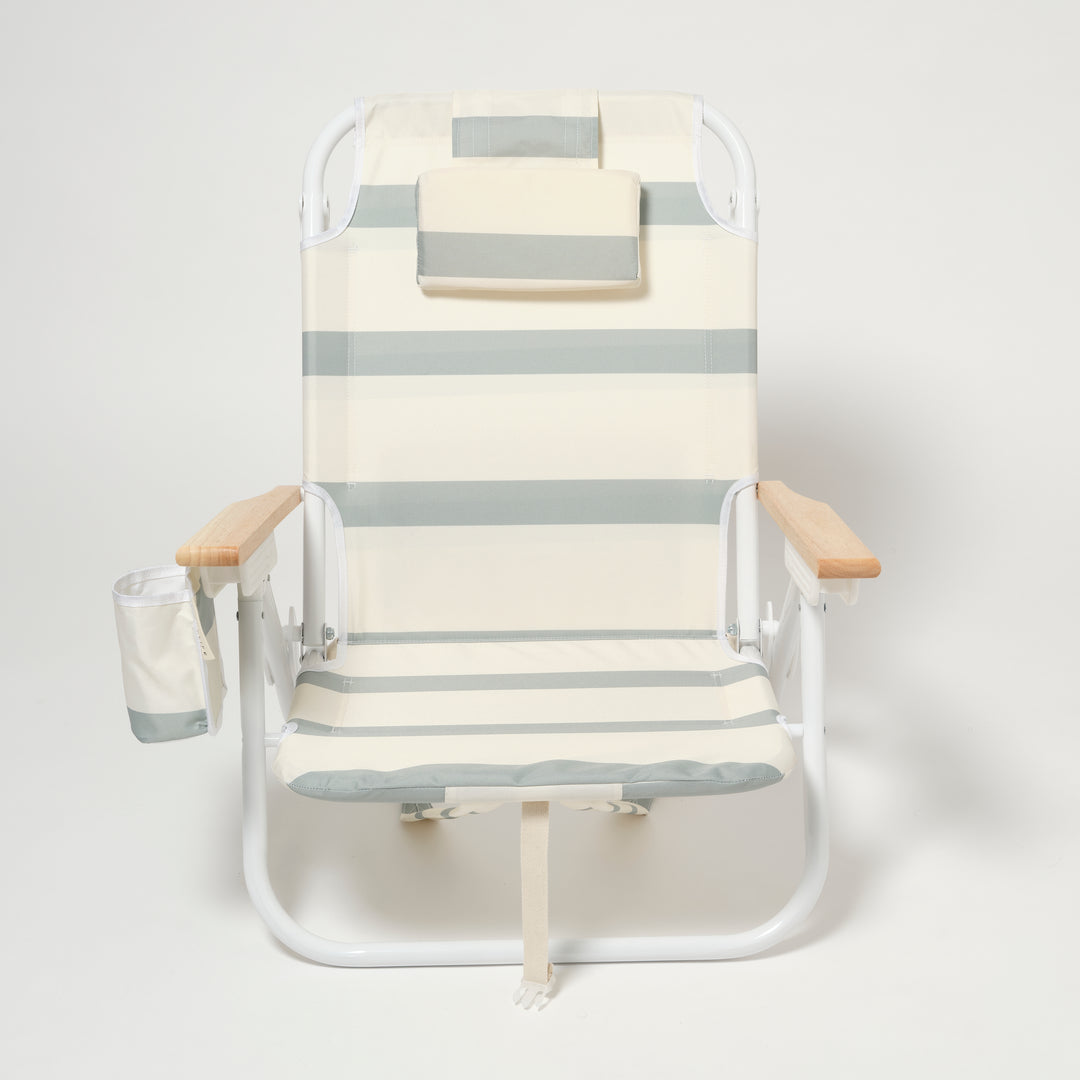 Sunnylife Deluxe strandstoel met groen-witte strepen en houten armleuningen