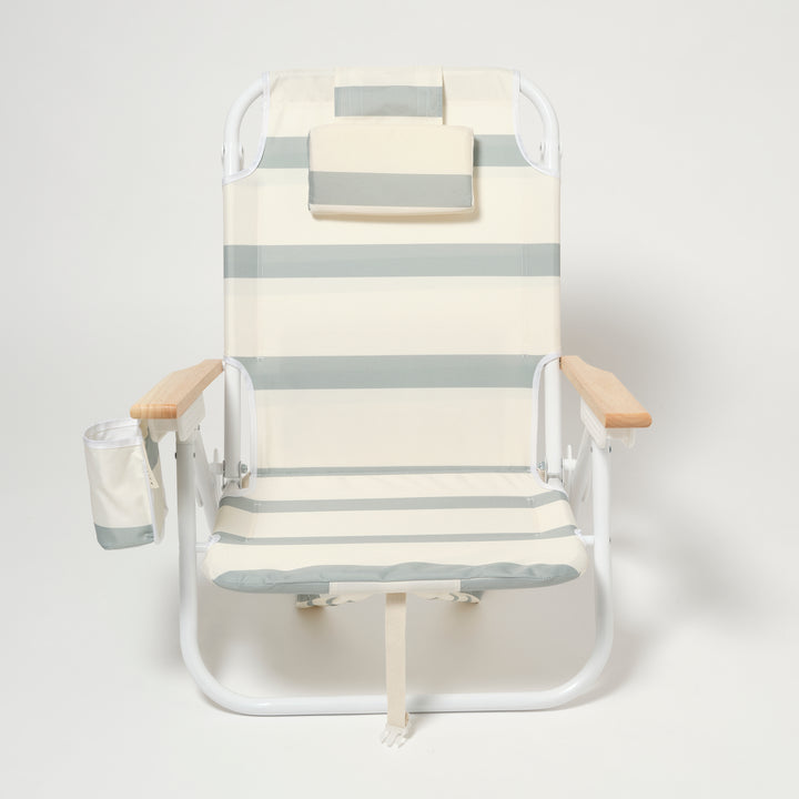 Sunnylife Deluxe strandstoel met groen-witte strepen en houten armleuningen