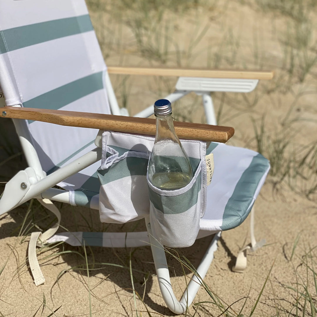 Sunnylife Deluxe strandstoel met groen-witte strepen en houten armleuningen