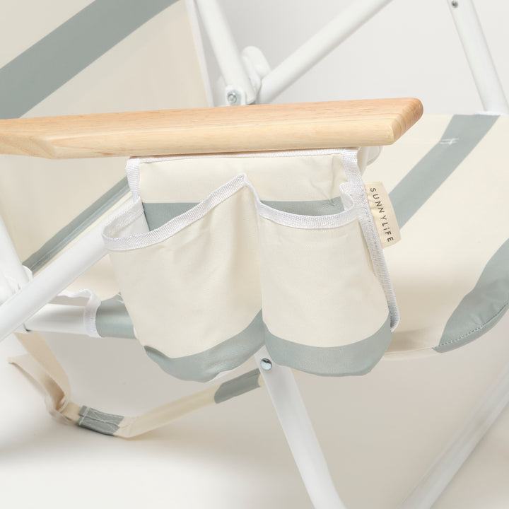 Sunnylife Deluxe strandstoel met groen-witte strepen en houten armleuningen