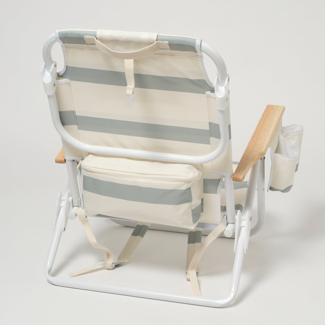 Sunnylife Deluxe strandstoel met groen-witte strepen en houten armleuningen