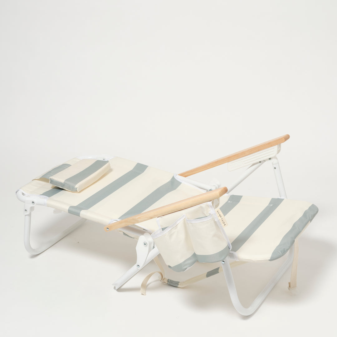 Sunnylife Deluxe strandstoel met groen-witte strepen en houten armleuningen